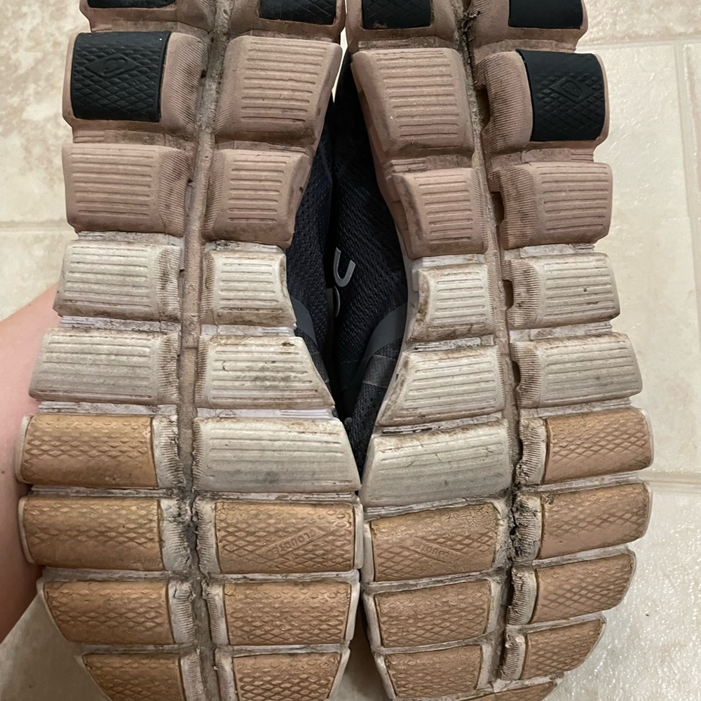 On Cloudflow running shoes - Picture 4 of 5